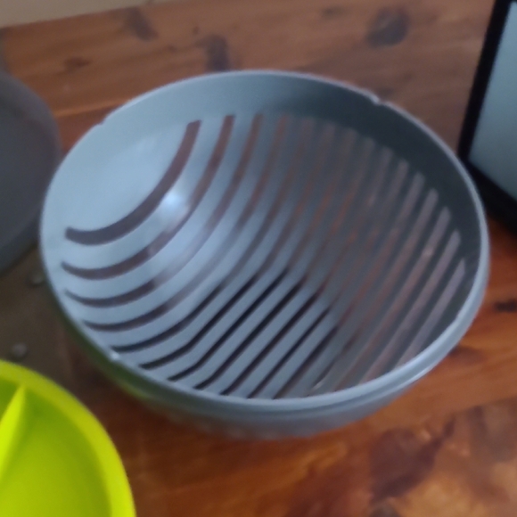 Pampered Chef Salad Cutting Bowl - Picture 6 of 9